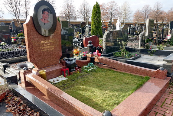 Гранитный памятник со срезанными углами и овальной вставкой